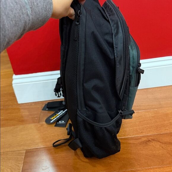 NWT Oakley Multifunctional Hydrolix Smart Backpack detachable crossbody bag - Picture 7 of 16